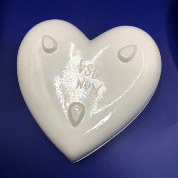 Large Ceramic Heart Trinket Box w Field of Blue Flowers 5 1/4” x 5 1/4” Signed - Picture 8 of 12